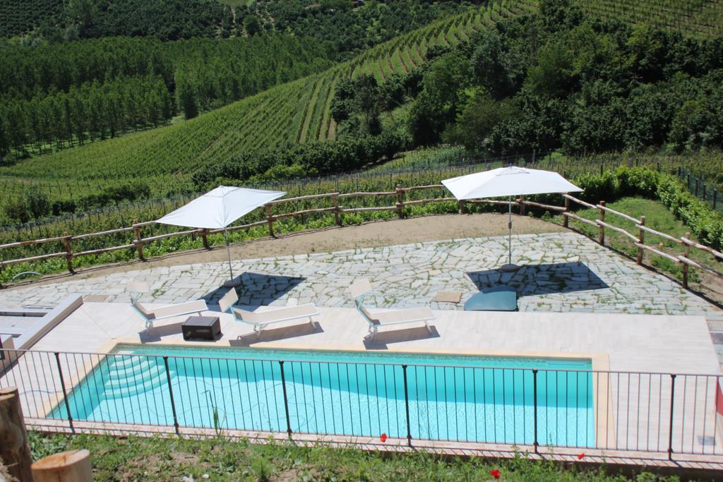 Poggio Dei Farinetti Bed & Breakfast Diano dʼAlba Екстериор снимка